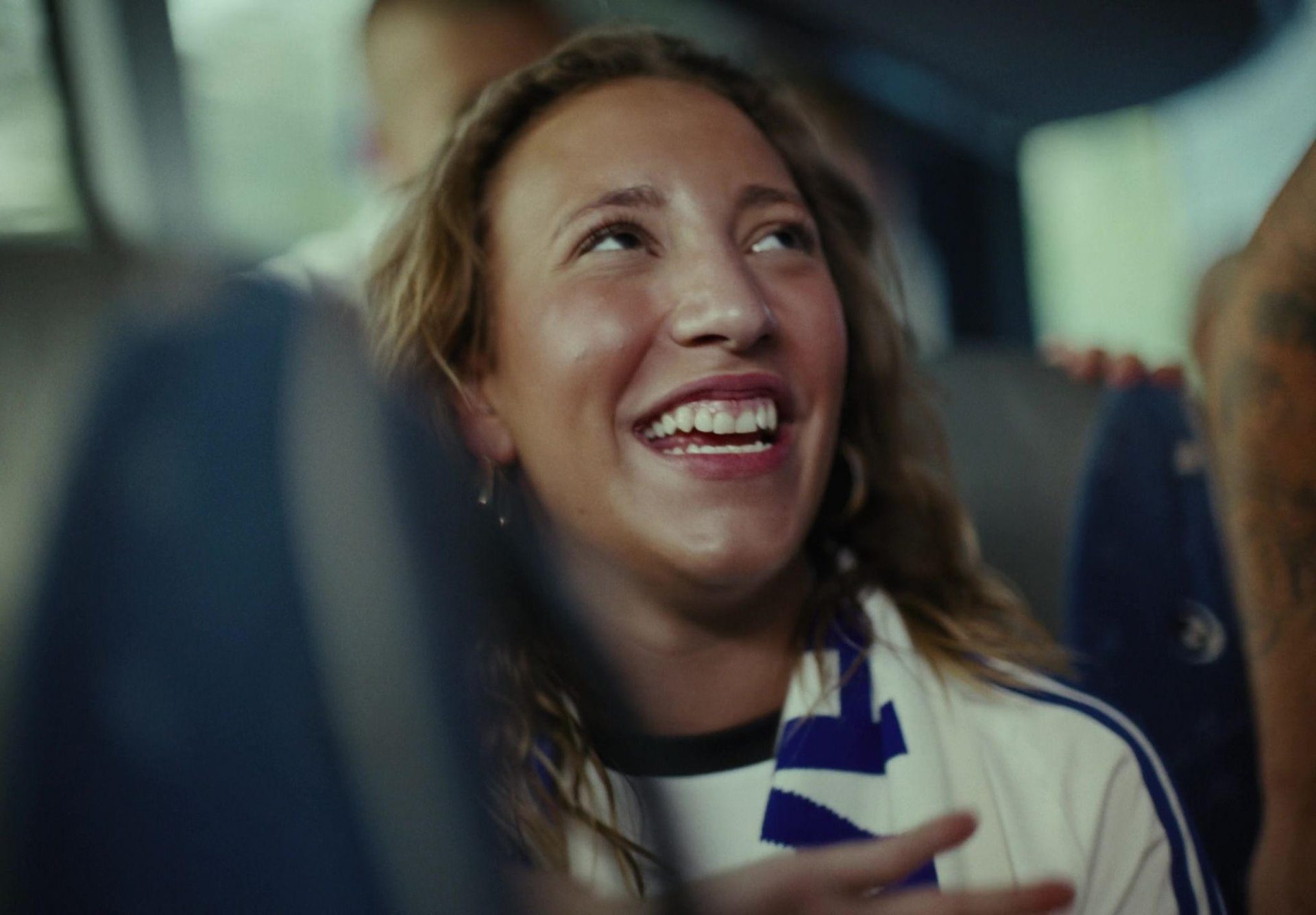 Referência: torcedora sorrindo
